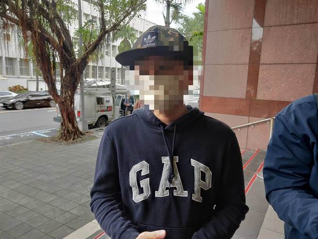 自称是郭哲敏前员工的吴姓男子，7日到北检控告郭（陈志贤摄）