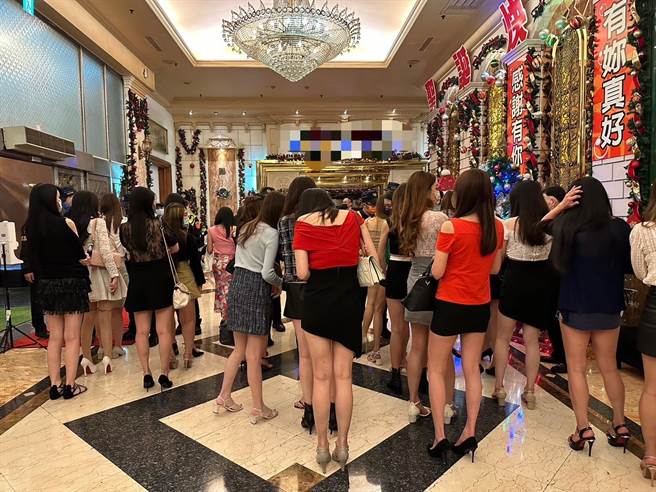 苓雅分局6日晚间执行威力临检勤务。（高市苓雅分局提供／杨舒婷高雄传真）