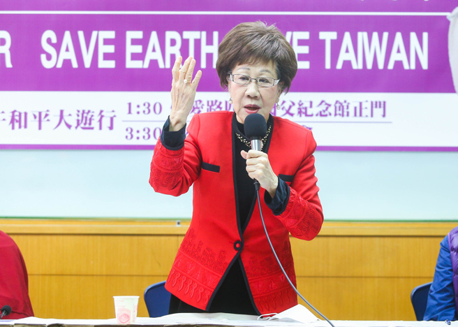 前副总统吕秀莲认为，桃园市长郑文灿与民进党立委蔡适应因论文抄袭而纷纷中箭，「恐怕只是执政土石流的前兆而已」。（资料照,粘耿豪摄）