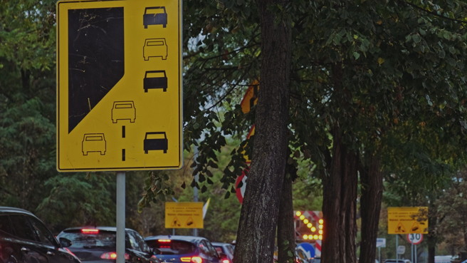 塞车时若遇到两线缩一线，「拉炼式匯入」很重要。（示意图／Shutterstock）
