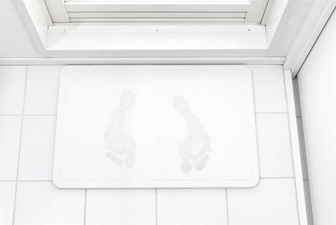 一名女网友表示，最近买了珪藻土吸水效果让她狂讚，并将其PO上网推荐给网友。（图／示意图，达志影像）