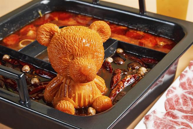 「麻一点、麻辣喝点茶」老饕开锅，重磅级500g麻辣牛油萌熊「有BEAR来」让整锅汤汁麻辣鲜香。（鼎王提供／冯惠宜台中传真）