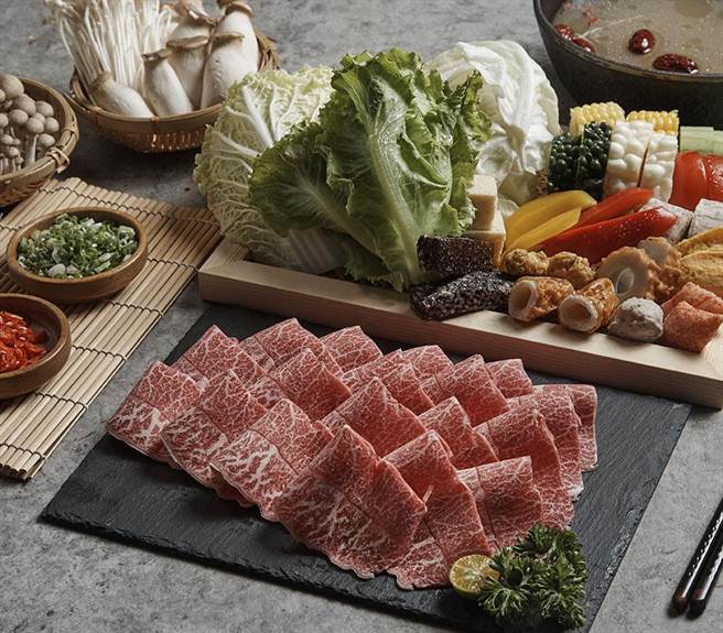 筑间幸福锅物提供14款汤底，主餐则有牛、鸡、猪、羊、海鲜等28款选择。（筑间提供／冯惠宜台中传真）