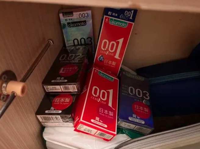 一名女網友表示，最近去男友家過夜時，發現他床頭櫃裡有6盒保險套。(翻攝自Dcard)