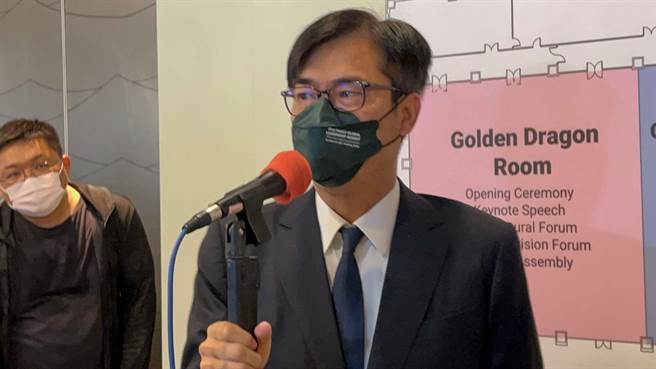 民进党行动中常会今（7）日移师嘉义市举行，身兼代理党主席的高雄市长陈其迈也将陪同党籍嘉义市长候选人李俊俋车队扫街拜票。陈其迈今早出席活动时被问及此事，1秒「切换模式」，回应「市政优先」，早上讲光光，等下去嘉义，就没话可说。（柯宗纬摄）