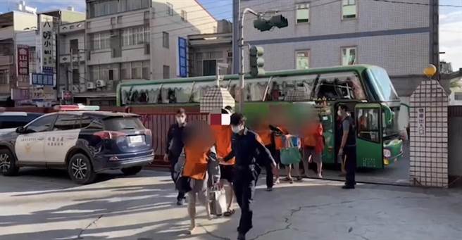 警方出動遊覽車載人回警局。（翻攝照片／高雄洪靖宜傳真）