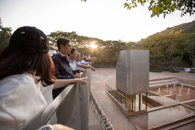 市长陈其迈视察寿山动物园亲水广场。(高雄市观光局提供)