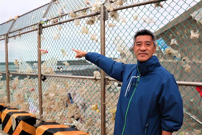 吴政杰说明，由于北面的红罗垃圾堆置场没有加盖，质地较轻的塑胶袋遇到东北季风吹袭，海风会将它吹向空旷的潮间带，接着阻挡在成功水库下方的区域。（张茂雄摄）