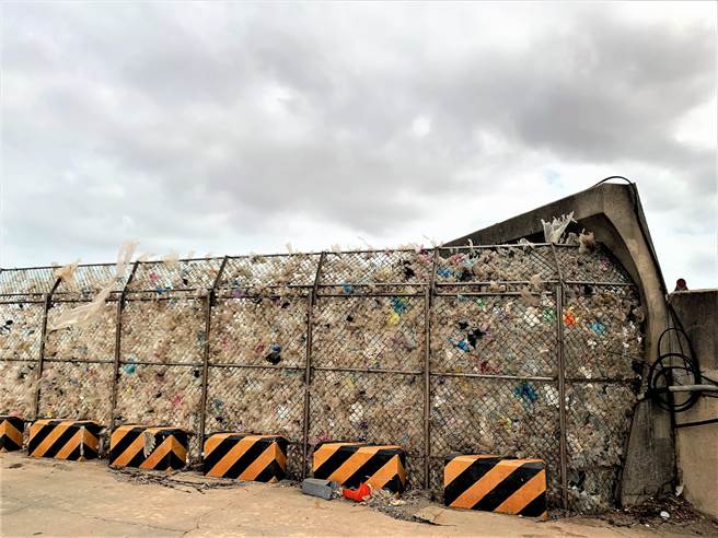 塑胶垃圾吹进成功水库里面，成为澎湖居民的饮用水来源，如果不尽快处理，恐会危害澎湖下一代的健康。（张茂雄摄）