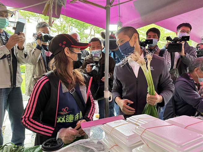 吴怡农今天上午市场扫街。（杨亚璇摄）