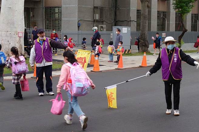 新竹国小导护志工魏江素祯担任志工服务逾30年，受到全校师生爱戴。（新竹市政府提供／陈育贤新竹传真）