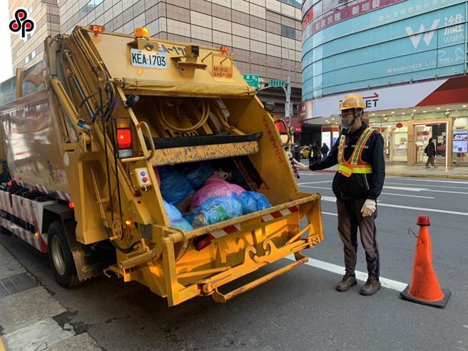 台北市长柯文哲近期核准调涨清洁工夜点费，原先无夜点费的清晨班员工可获得100元／日，而每日晚间10时后仍值勤工作清洁队员、驾驶之夜点费则由原每日100元调高至200元。（台北市环保局提供／陈薏云台北传真）