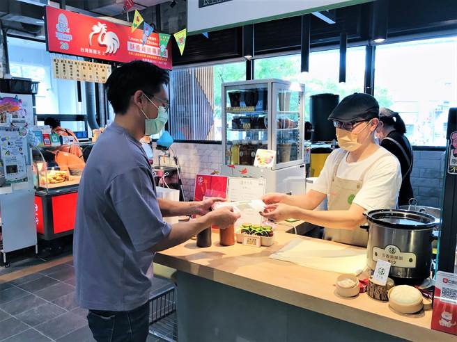 五股公有市场推出抽奖活动，民眾消费满百就能获得抽奖券。（新北市场处提供）