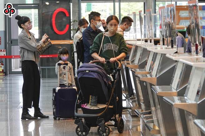 交通部民用航空局今天宣布，已针对目前需求较高的航线规划第2波加班机，机票于12月13日晚间6时至8时统一开放订位。（本报资料照）
