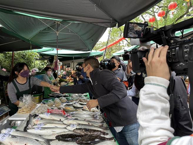 北市第三選區立委補選參選人吳怡農今天上午掃市場。（楊亞璇攝）