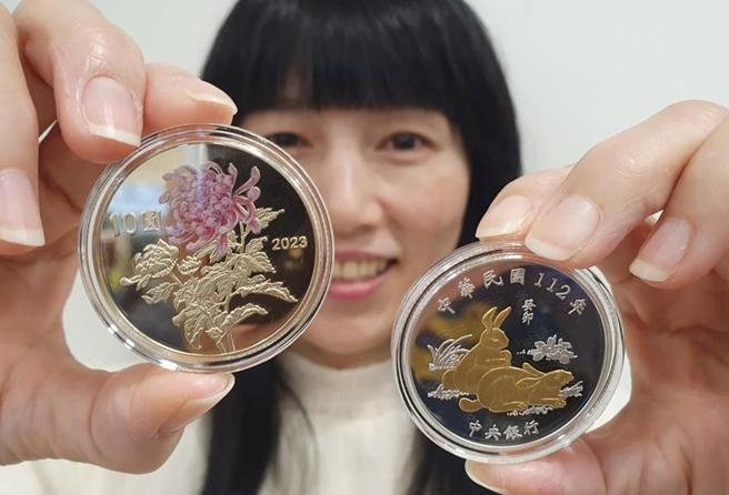 送金虎迎旺兔，中央银行宣布「癸卯免年生肖纪念套币」，12月12日网路开卖，每套定价维持1,800元，发行量共9万套。（照／吕清郎摄）