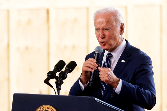 美国总统拜登6日出席台积电亚利桑那州晶圆厂移机典礼，他致词开场就感谢张忠谋的妻子张淑芬，爆料自己欠台积电很多。（图／路透社）