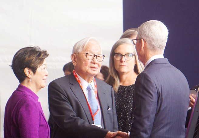 台积电创办人张忠谋与妻子张淑芬皆出席6日台积电在亚利桑那州晶圆厂的移机典礼。图为张忠谋与苹果执行长库克握手。（图／中央社）