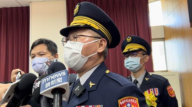 台南地检署昨日突发布通缉枪手孔祥志，被基层酸是「检警不同步」。对此，台南市警察局长方仰寧（中）7日澄清，检方公布通缉前，已告知市警局，双方绝没有任何隔阂。（张毓翎摄）