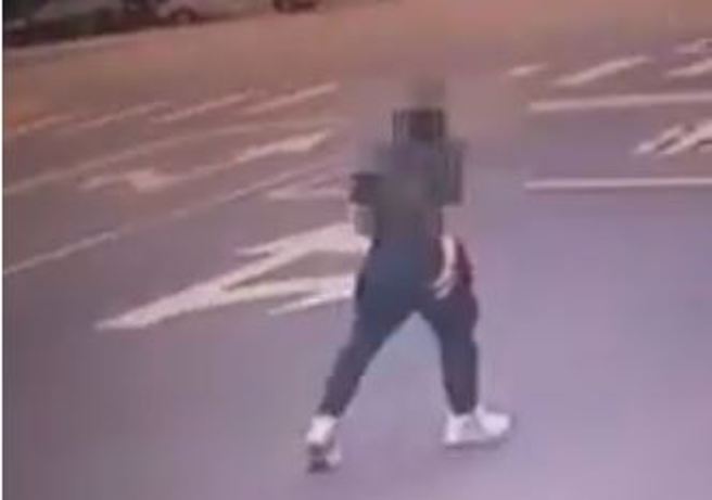 莽男拆巡逻箱泄愤，当街怒踹画面曝光。(翻摄自影片)