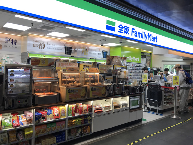 泰山快刀卖出87%「全家」持股　单日爆千笔声量！转投资金鸡母没了　大股东龙邦怒喊告。（摄影／刘馥瑜）