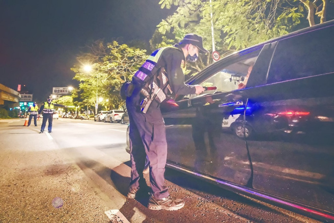  臺北市目前有9家合作业者提供酒后代驾服务，，民眾可多多利用这项方便又可安心的服务(图/臺北市政府交通局提供)