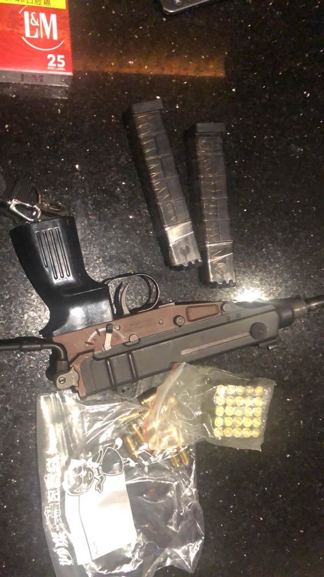 台中警方查獲台中市西屯區何姓男子到案，當場查扣罕見制式捷克製造之VZ61型蠍型衝鋒槍1枝、彈匣2個、制式子彈38顆。（台中市警察局提供／張妍溱台中傳真）