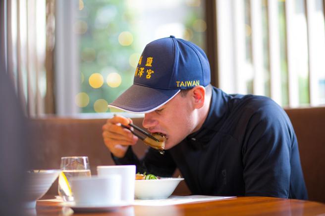 伊登嚐鹿港小吃，最爱永乐酒店特制爌肉饭。(品观点提供)