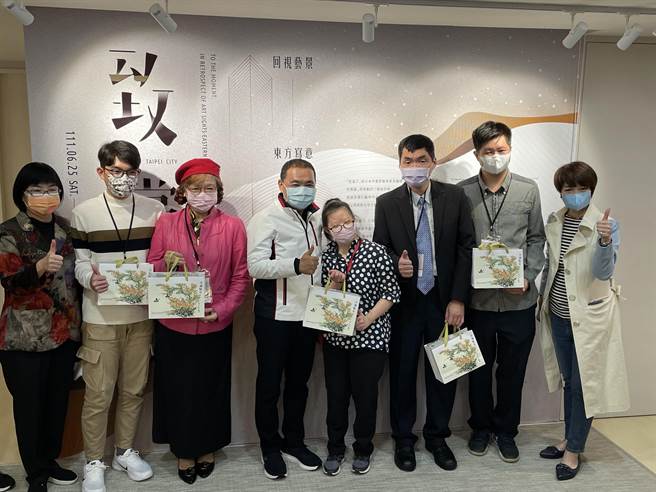 新北市政府18楼公共空间化身成展览艺廊，集结10多位以东方媒材创作的艺坛前辈、艺校师生作品，即日起至12月25日展出。（蔡雯如摄）