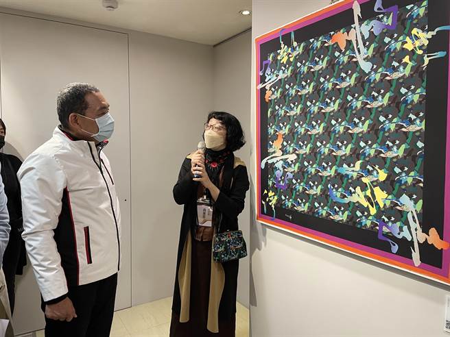 新北市政府18楼公共空间化身成展览艺廊，集结10多位以东方媒材创作的艺坛前辈、艺校师生作品，即日起至12月25日展出。（蔡雯如摄）