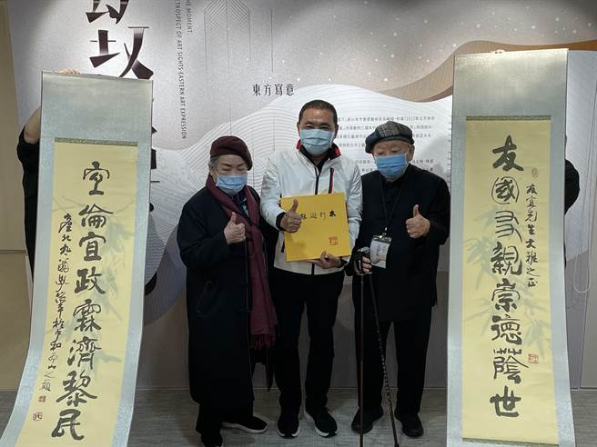 高龄89岁的艺术家孔依平送上手写对联给侯友宜，希望他宜伦宜政，好好为民眾做事。（蔡雯如摄）
