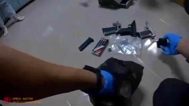 高雄市警方查获模拟枪。（翻摄照片／高雄洪靖宜传真）