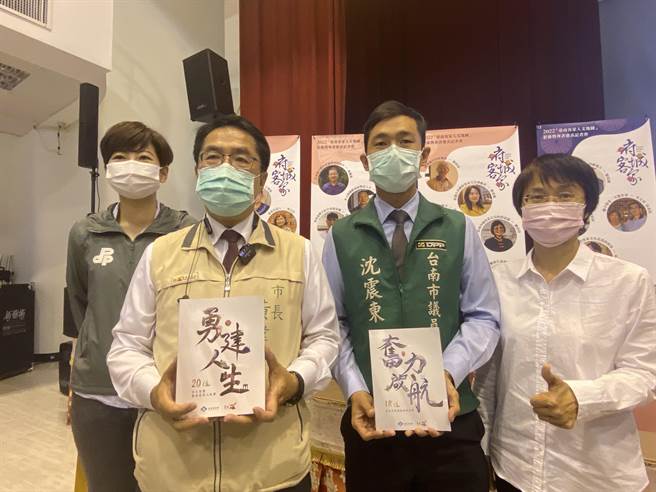 针对下届台南市议会正副议长选举，台南市长黄伟哲（左二）连日呼吁民进党要团结。(曹婷婷摄)