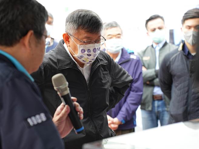 对于遭批交接避重就轻，台北市长柯文哲也不客气回应自己是对交接团队负责，「游淑慧又不在交接团队里，不是对她负责」。(黄敬文摄)