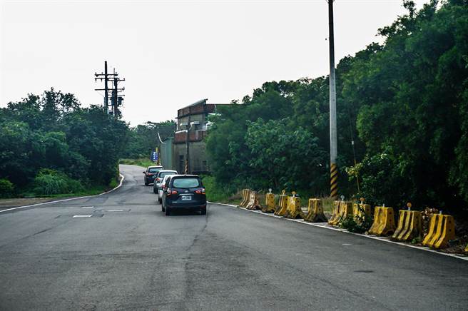 新丰乡台61线与台15线连结道路有956公尺路幅平均宽度不足6米，县府列入十大交通建设争取中央补助办理拓宽工程，17日在新丰村社区活动中心举办基本设计地方说明会。（罗浚滨摄）