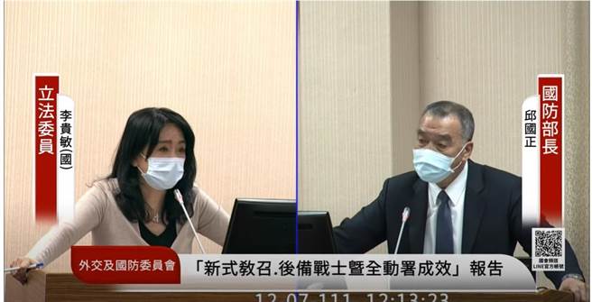 国防部长邱国正（右）7日赴立法院备询，与国民党立委李贵敏（左）展开唇枪舌战。（翻摄自国会频道）