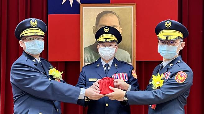 台南市警察局今天举行学甲分局长新、旧任布达交接典礼，由台南市警察局长方仰寧（中）亲自主持。（张毓翎摄）