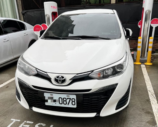 一辆自小客误停电动车充电车位，车牌反而成为亮点。（翻摄爆料公社脸书）