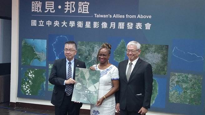 中央大学与国合会合作制作2023「瞰见．邦谊」卫星影像月历。（林志成摄）