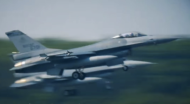应对共机持续扰台，台湾F-16战机紧急升空捍卫领空。（图／空军司令部脸书）