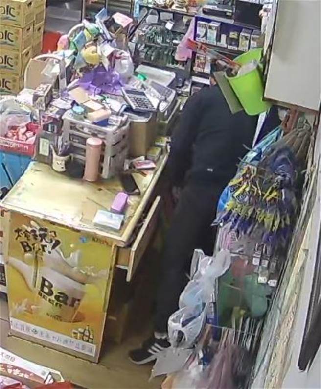 杨嫌持枪闯进超商抢劫。（翻摄照片／李京升苗栗传真）
