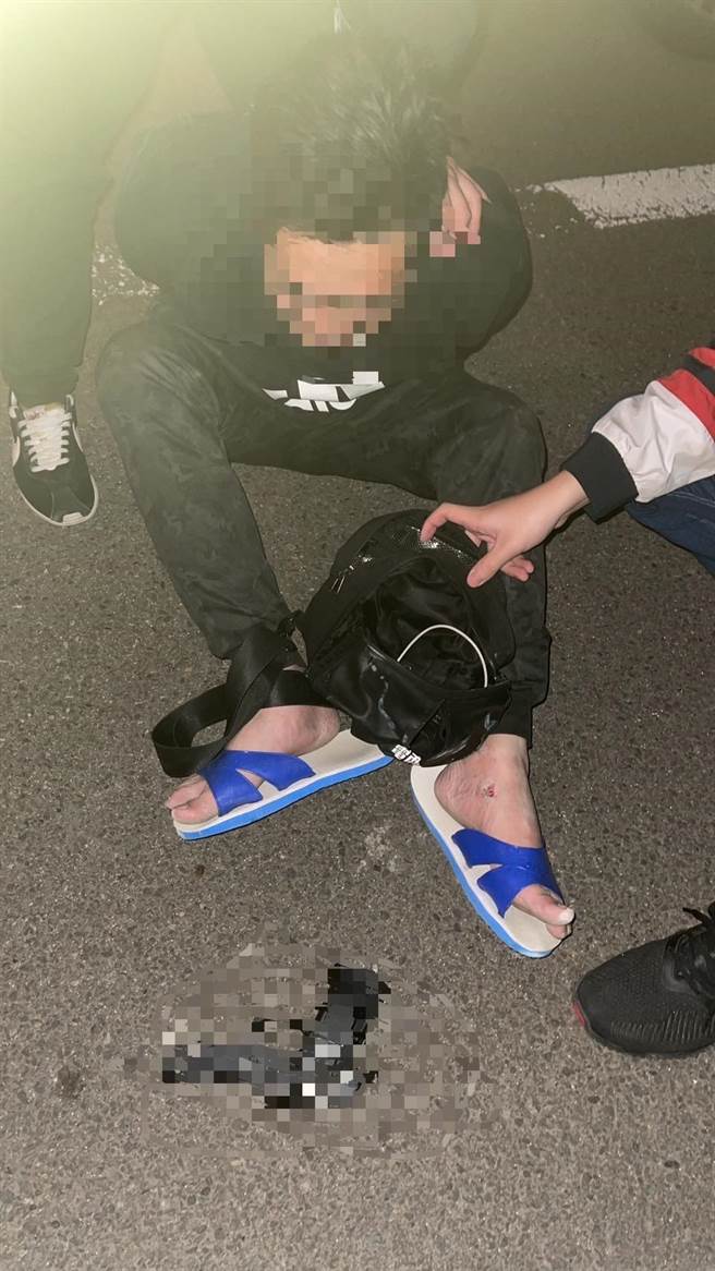 警方将杨嫌压制逮捕。（翻摄照片／李京升苗栗传真）