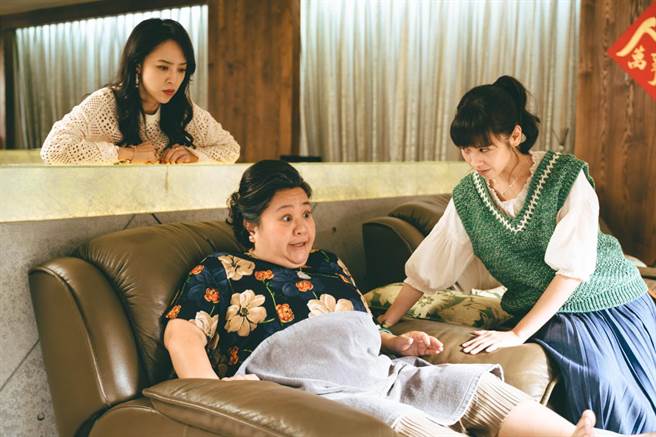 勇兔和黄姵嘉用脚底按摩，逼供锺欣凌说出OO失踪实情。（威视提供）