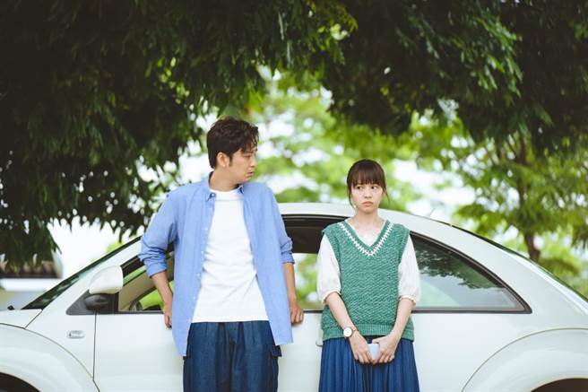 张书伟和黄姵嘉在电影版中恋情陷危机，在车子前争执吵到嘶吼。（威视提供）