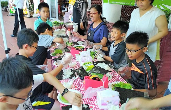 12月10-11日两天高雄市政府农业局在左营高雄物产馆，特别办理「圣诞姜饼屋．礼物DIY工厂」。(高雄市农业局提供)