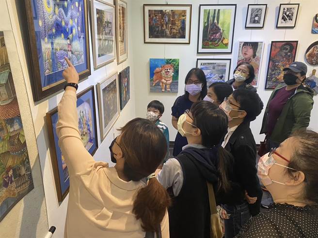 淡水国中美术班师生为大家提供的艺术及视觉飨宴，充满学生时代的回忆又富有多层意义。(黄敬文翻摄)