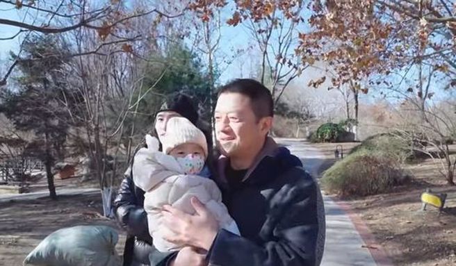 李亞鵬抱著女兒，教女兒認識「大雪」。（圖／截圖自小紅書）