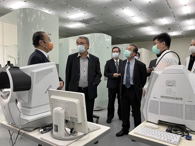 参与大健康学院产学合作人才培育的医疗机构代表参观中华医大先进特色实验室。(曹婷婷摄)