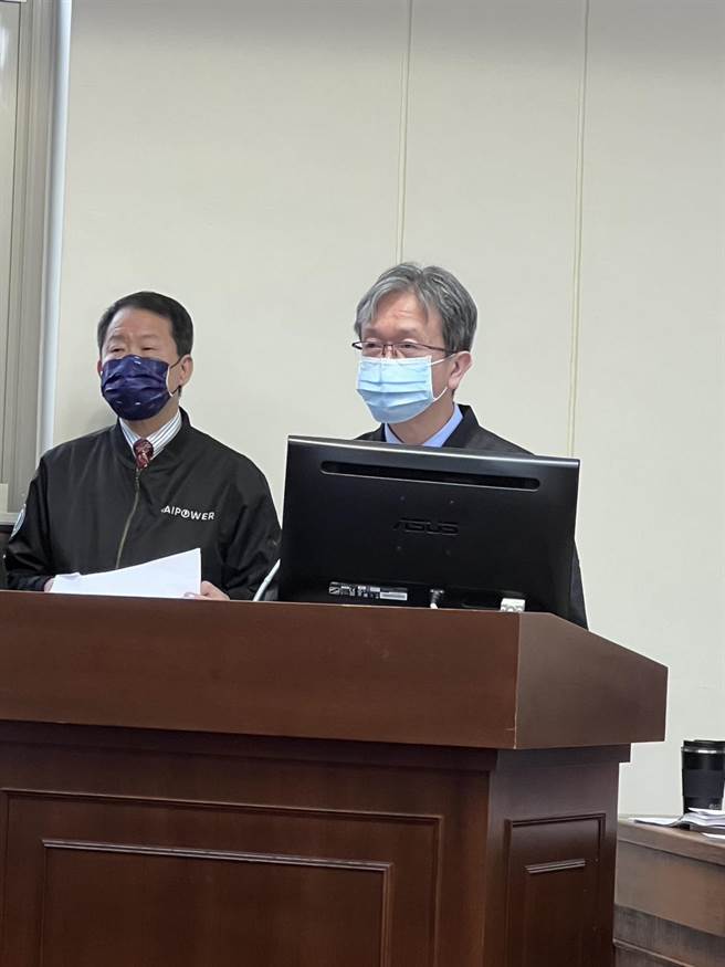 立法院今天初审2023年台电预算，国民党立委杨琼璎不满购煤量仅仅减少15万吨，跟承诺逐年递减不同，要删减600亿购煤费，台电总经理王耀庭(右)解释燃料使用状况。(图／王玉树摄)