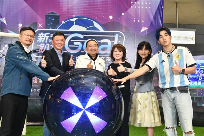 新北市長侯友宜、遠東SOGO百貨董事長黃晴雯及華視總經理藍宜楨今在新北市政府大廳共同啟動冠軍之夜系列活動。（陳慰慈攝）